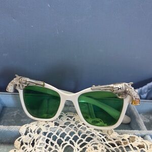 Vintage child’s Green Lens Sunglasses with Silver western detail
Yy